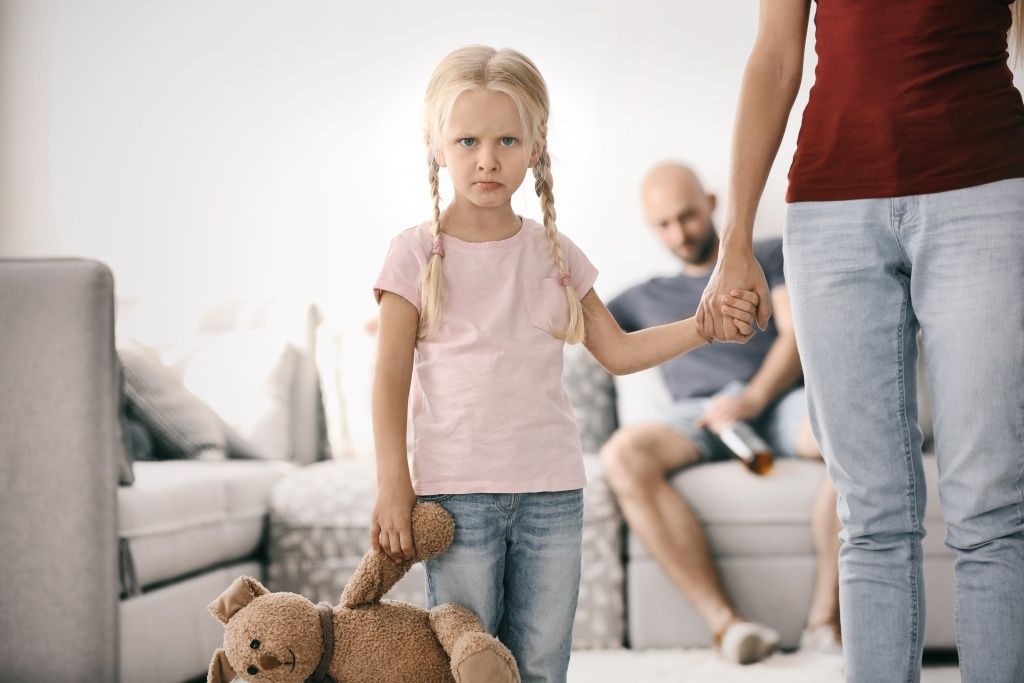 Как детские травмы влияют на взрослых: исследуем корни и последствия