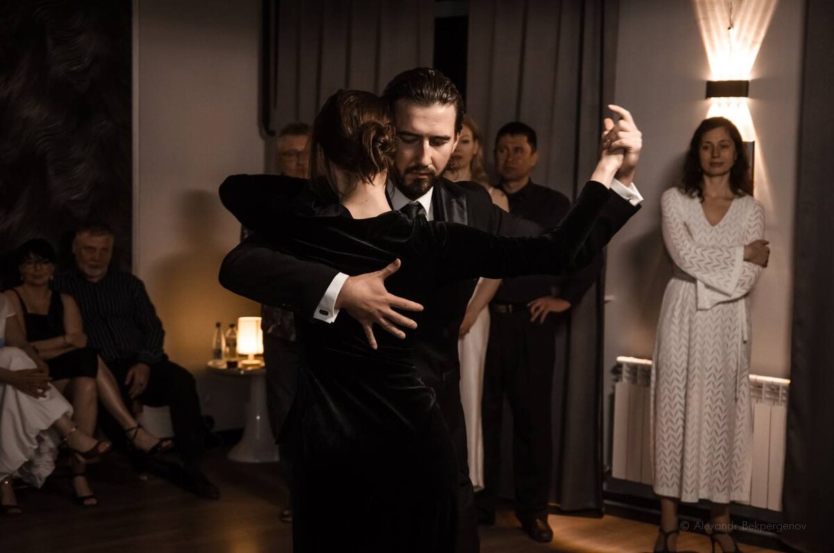 Танго как путь к доверию: как танец помогает преодолеть барьеры